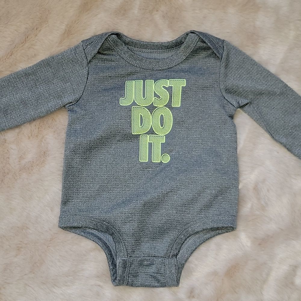 NIKE GRAY "JUST DO IT" LONG-SLEEVE ONESIE, SIZE 6 MONTHS